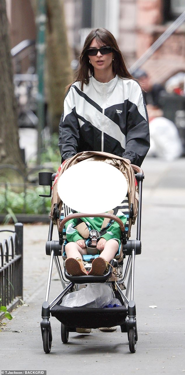 Street Style : Emily Ratajkowski’s Relaxed NYC Stroll Fashion on May 21, 2023