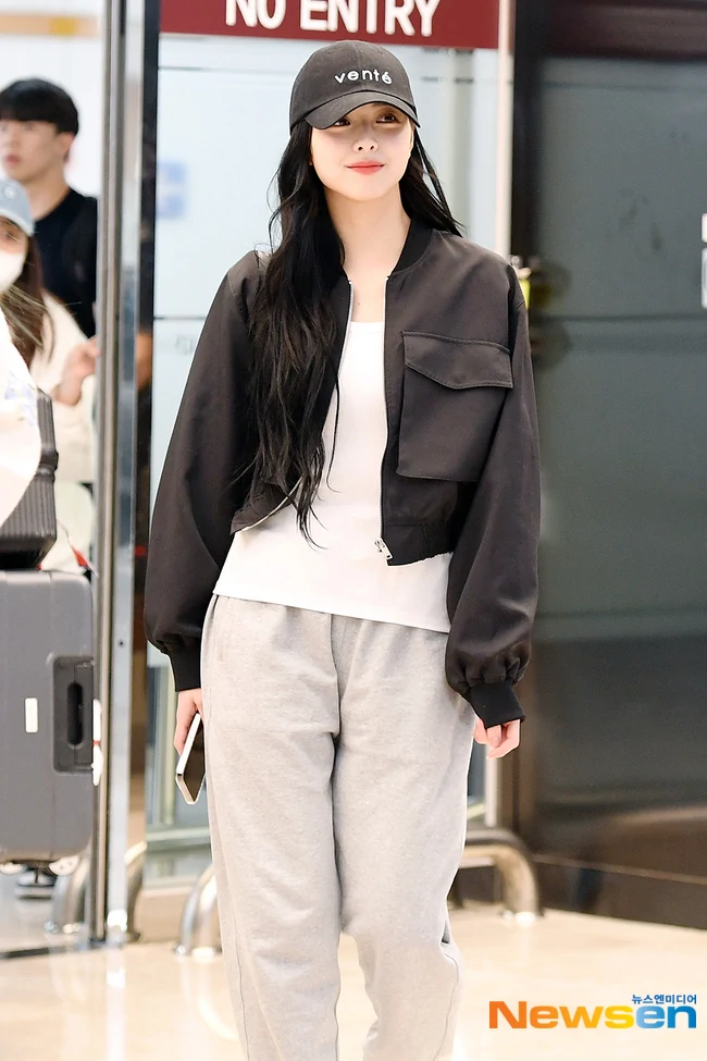ITZY’s Airport Fashion Chronicles: A Guide to Their Stylish Travel Attire