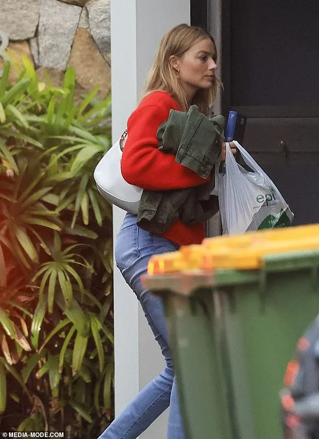 Mother’s Day Fashion: Margot Robbie’s Trendy Looks during a Family Outing in Byron Bay