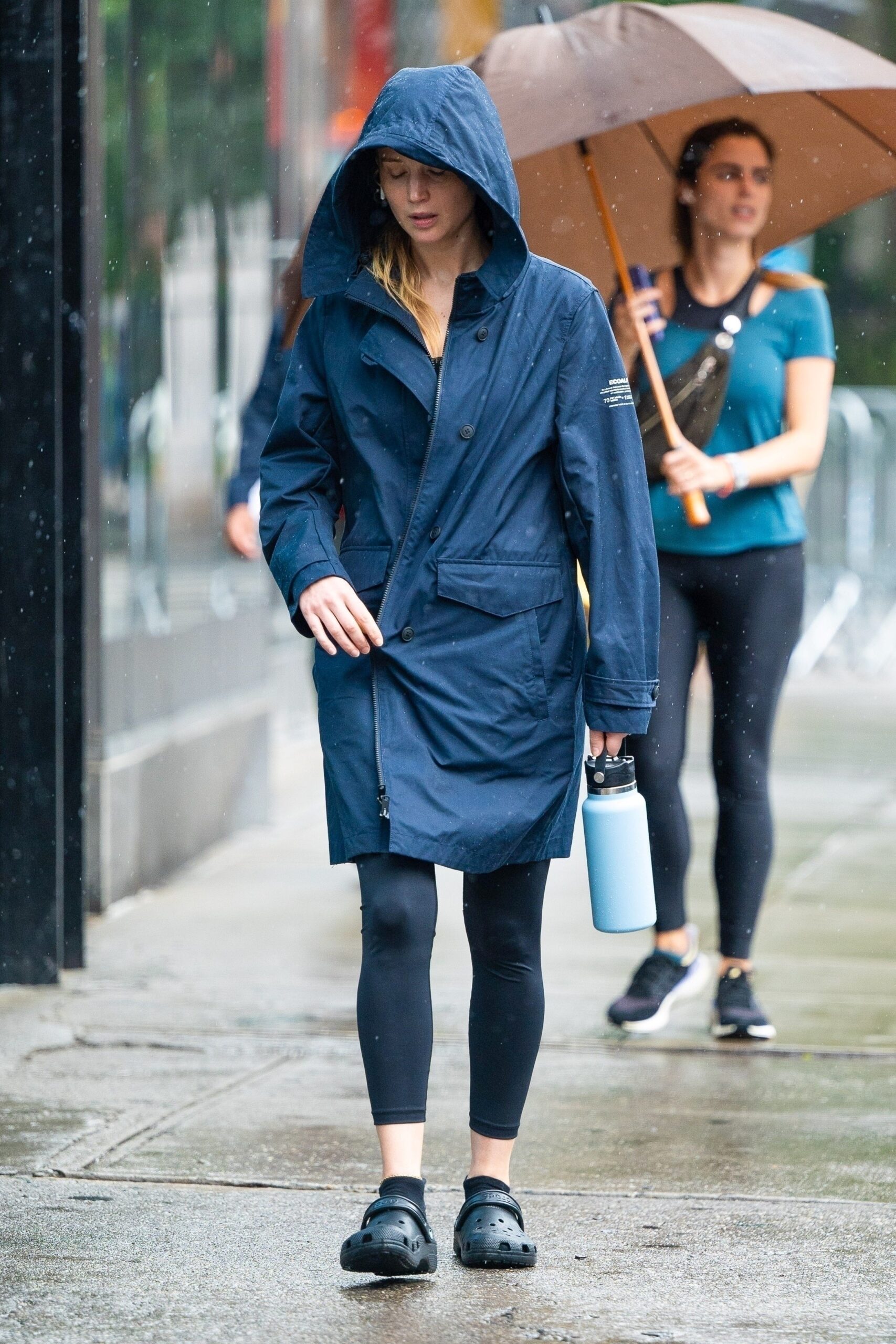 Jennifer Lawrence’s Rainy Day Street Style: A Captivating Blend of Fashion and Function in NYC on June 27, 2023