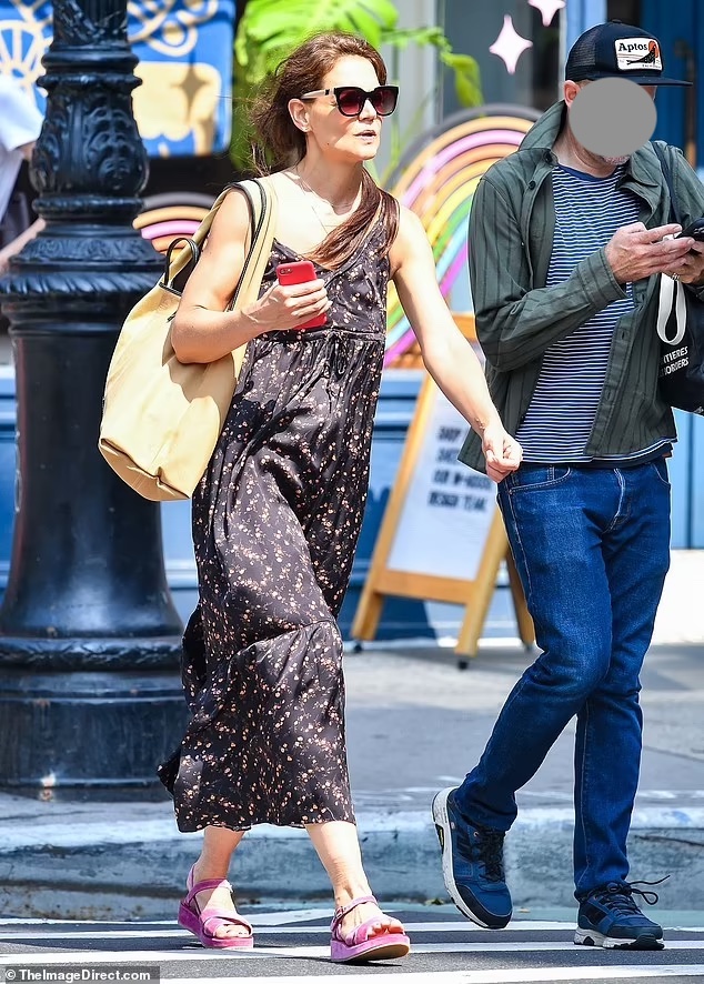 Katie Holmes-Inspired Fashion for Busy Moms in NYC on June 20, 2023
