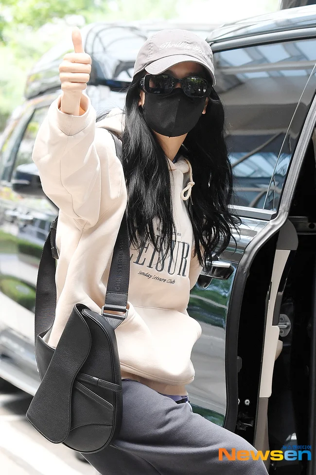 Blackpink Jisoo AirPort Fashion at SGBAC on June 18, 2023