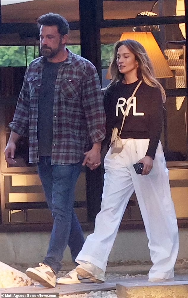 Chic Street Style: Jennifer Lopez and Ben Affleck’s Daily Look with Effortlessly Cool Streetwear Vibes.