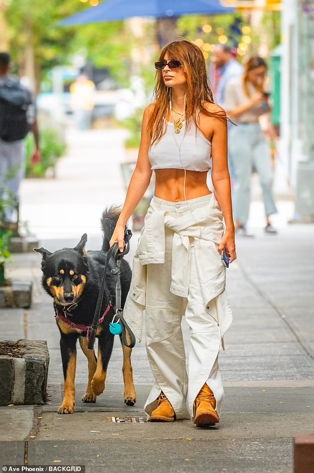 Effortless Elegance: Emily Ratajkowski’s Chic Stroll with Colombo in NYC on Aug 29, 2023