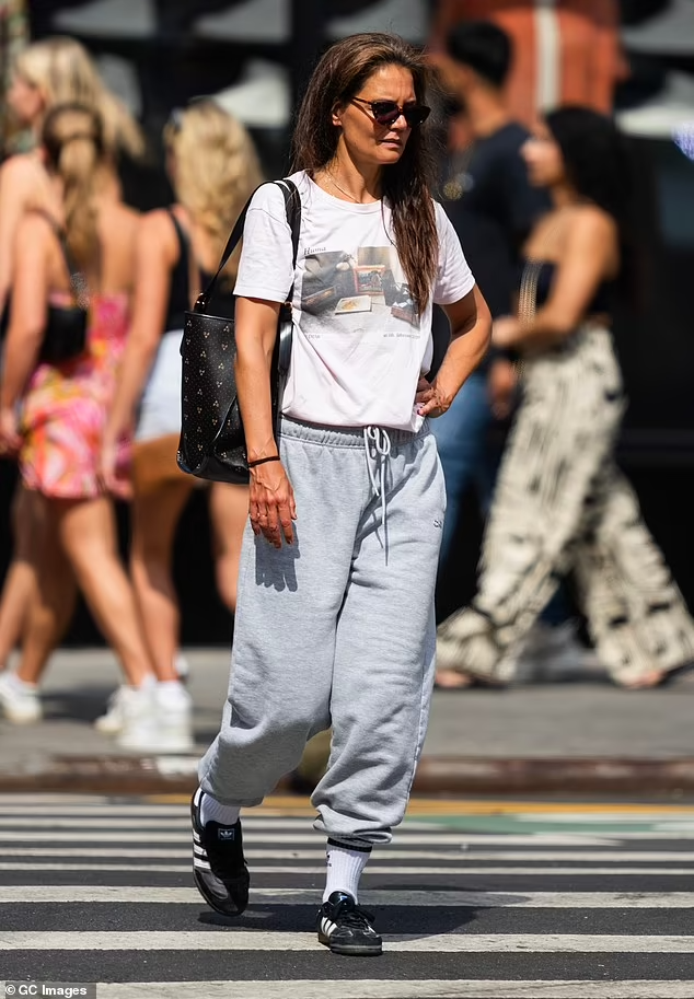 Explore Katie Holmes’ Casual NYC Stroll on Aug.5.2023