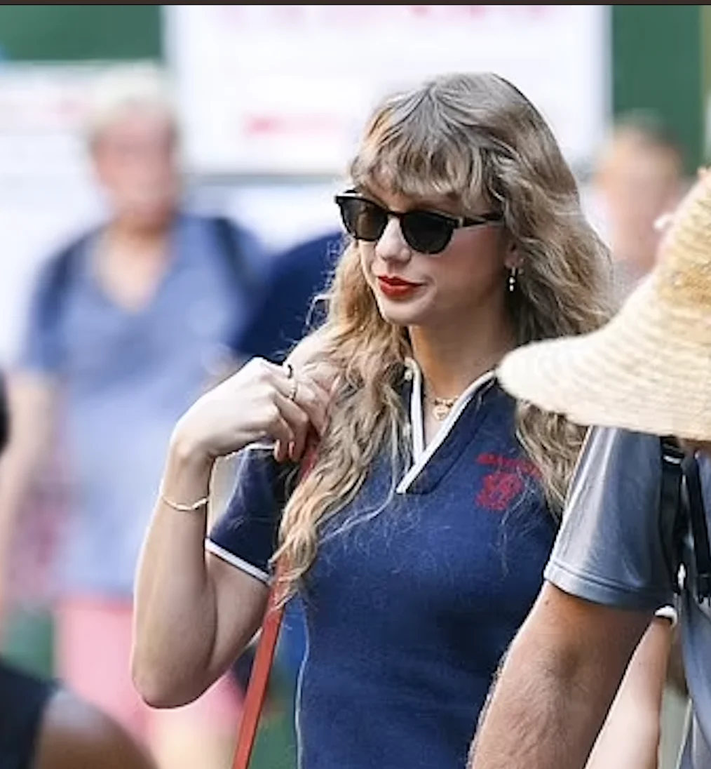 Taylor Swift’s Street Style: A Blue Ensemble in NYC