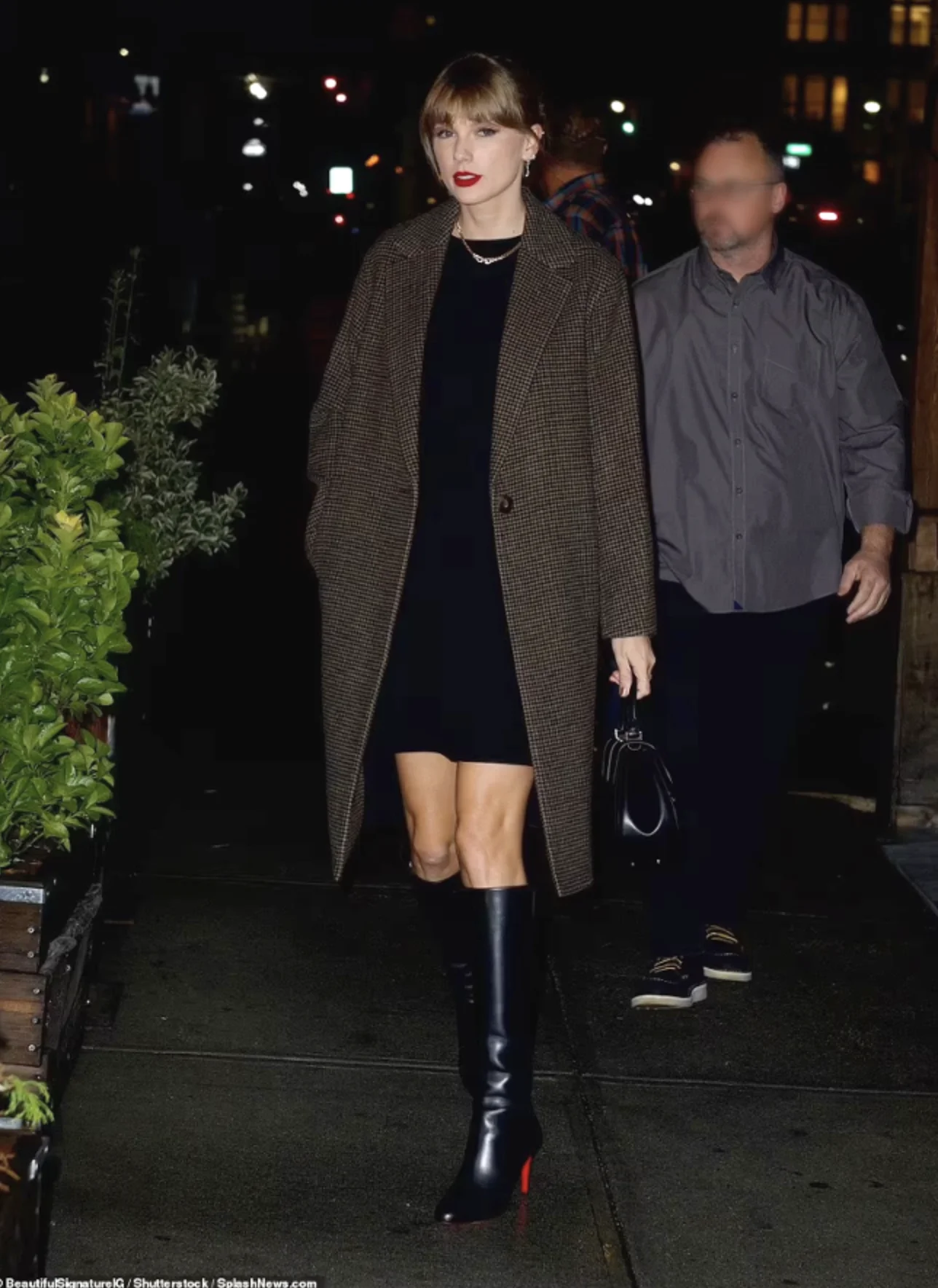 Taylor Swift’s Latest Street Style: A Snapshot of Urban Elegance on Sep ~18 ,2023