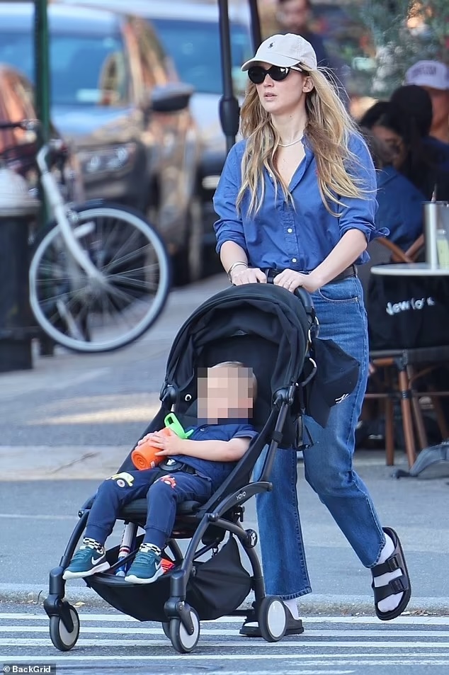 Jennifer Lawrence’s Heartwarming Day Out with Son Cy in NYC Park on Oct 19, 2023