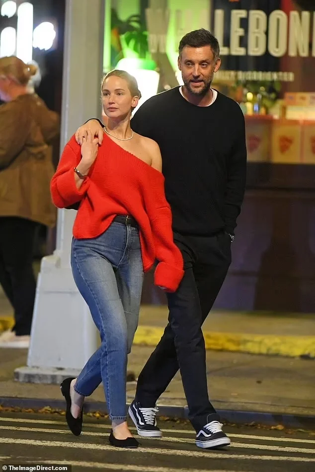 Jennifer Lawrence’s NYC Dinner Date Look: Effortlessly Chic and Cozy on Oct 11, 2023