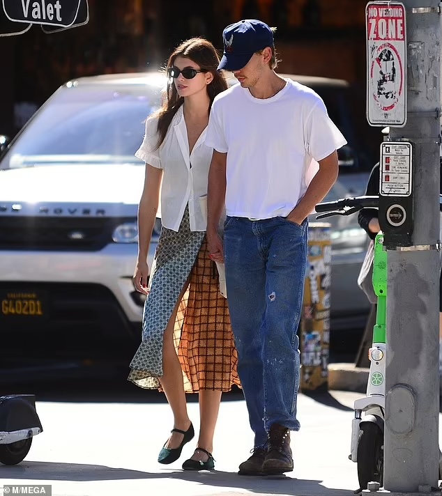 Kaia Gerber’s Effortlessly Stylish Look with Austin Butler in LA on Oct 16,2023