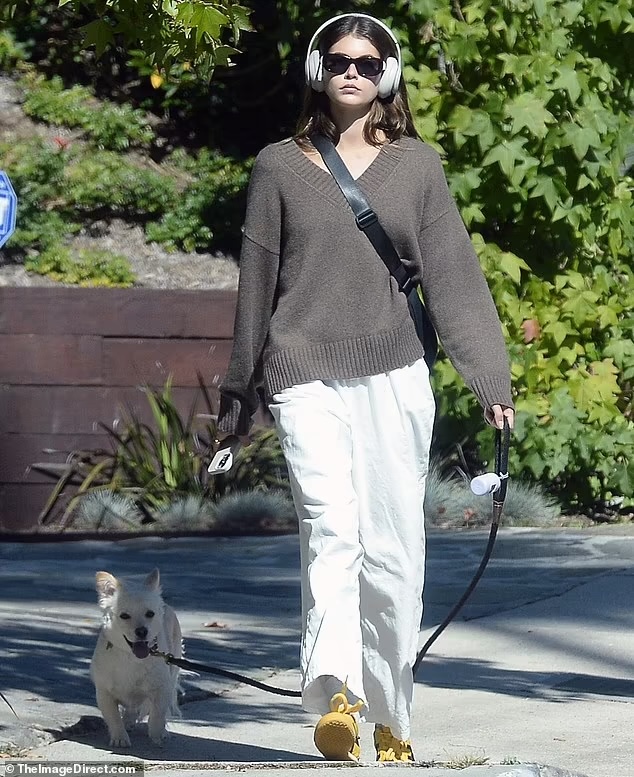 Kaia Gerber’s Chic Yet Comfortable Walk: V-Neck Sweater and White Drawstring Pants in LA on Oct 14, 2023