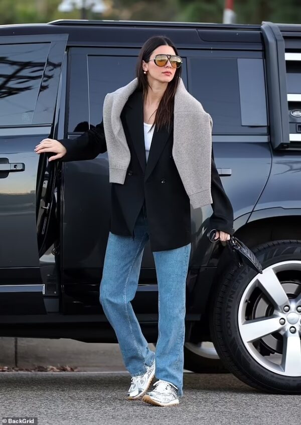 Kendall Jenner’s Stylish Business Casual Look for a Meeting in LA on Oct 31, 2023
