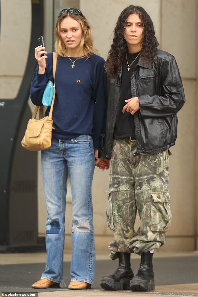 Lily-Rose Depp’s Affectionate San Diego Outing with 070 Shake on Sep 23, 2023