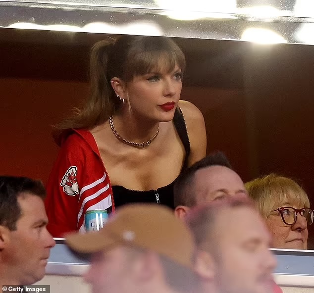 Taylor Swift’s Stylish Support: Cheering on Travis Kelce in Chic Fashion as Chiefs Battle the Broncos on Oct 12, 2023