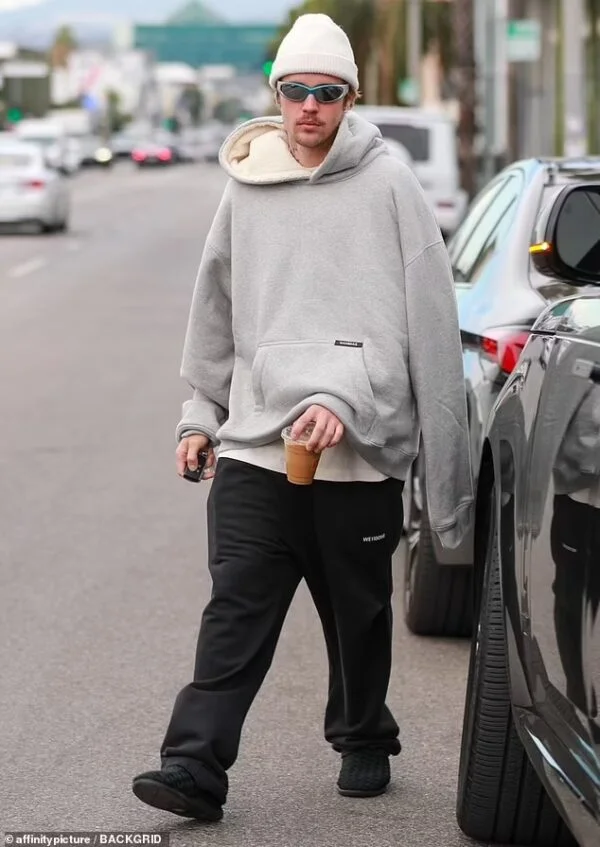 Casual Cool: Justin Bieber’s Relaxed Street Style Stuns on Melrose Avenue Coffee Run on Nov 29, 2023