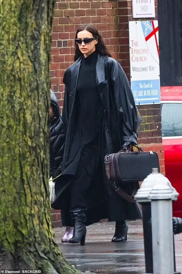 Sleek in the Rain: Irina Shayk’s All-Black Ensemble Dominates NYC Streets on Jan 25, 2024