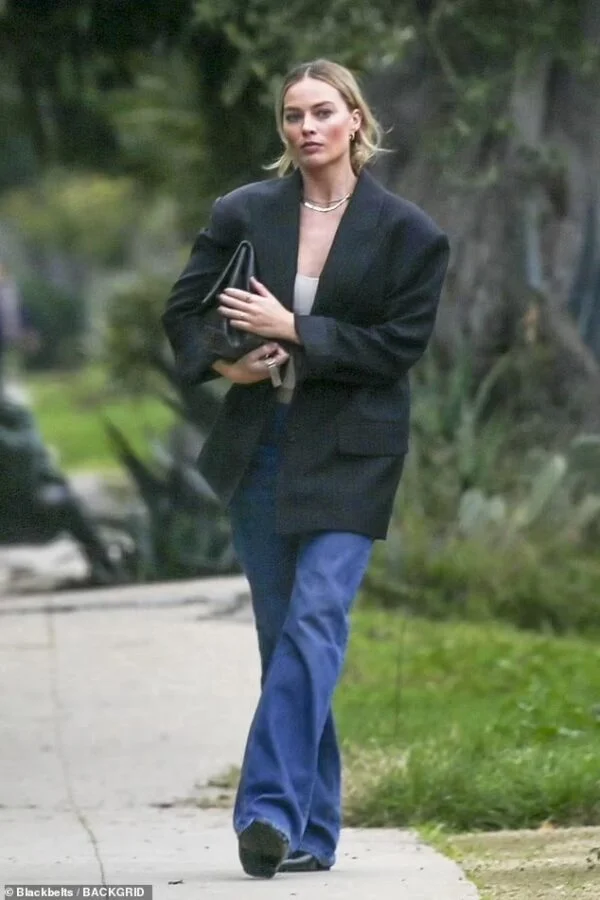 Margot Robbie’s Chic Santa Monica Stroll on Jan 17, 2024