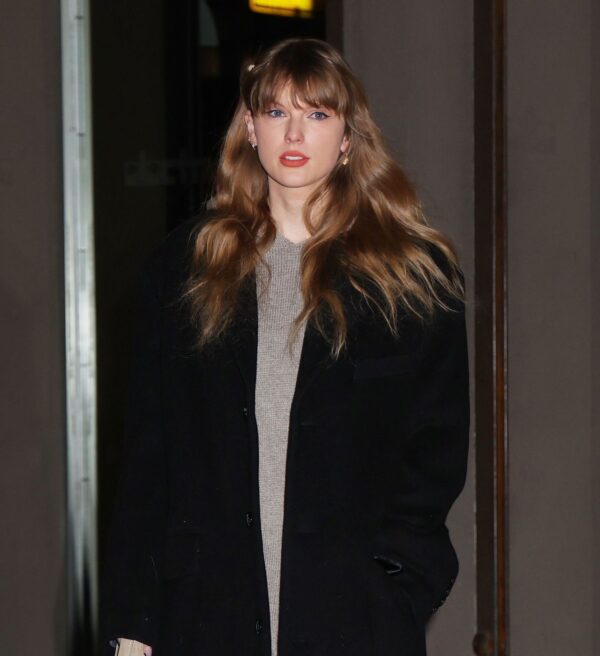 Taylor Swift’s Studio Session: Elegance in THE ROW and Gant – Explore Her Stylish Choices at Yoit!
