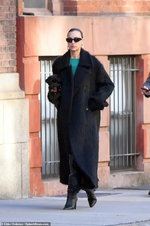 Stylish Mom Vibes: Channeling Irina Shayk’s Classic Black Look with Her Daughter on Feb 7, 2024