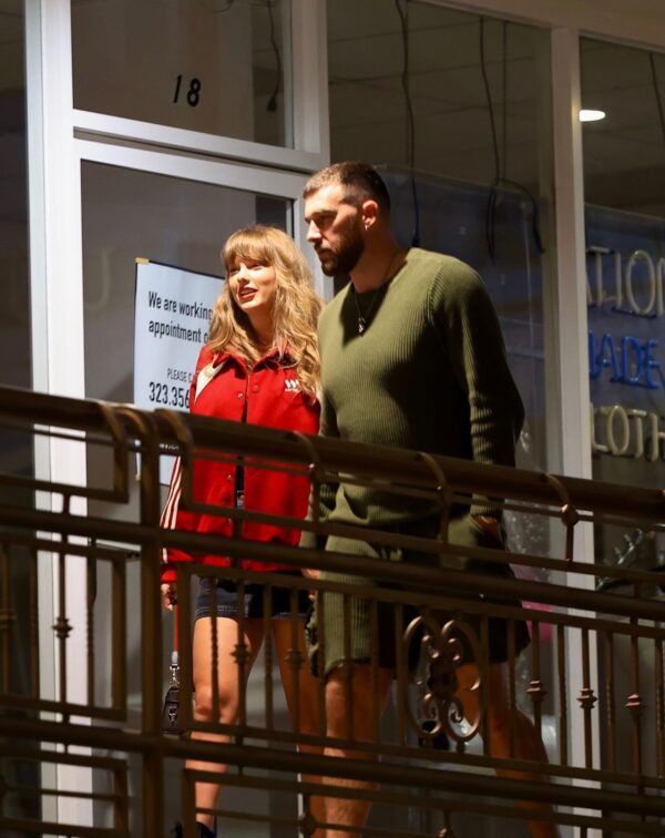 Taylor Swift’s Casual Chic: Leaving Sushi Park in Los Angeles with Her Boyfriend On April 12, 2024